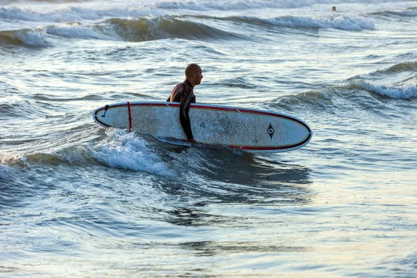 Lido Camaiore Italia Septiembre 2011 Hombre Con Tabla Surf Durante — Foto de Stock