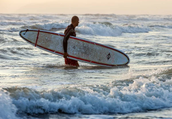 Lido Camaiore イタリア 2011年9月5日 訓練中にサーフボードを持つ男 — ストック写真