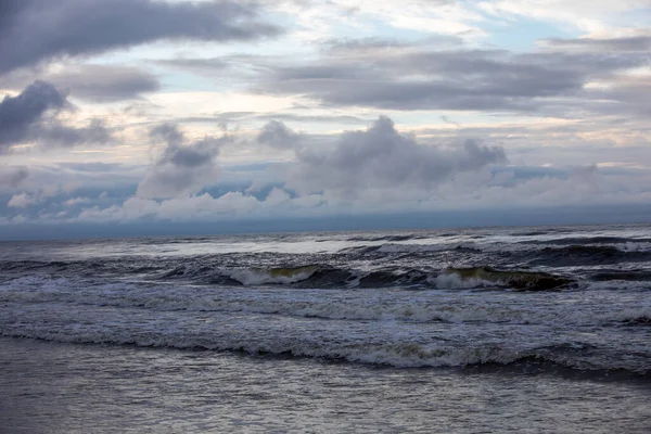 曇り空と風の強い日のバルト海 — ストック写真
