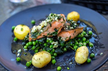 Yeşil bezelye ve ıspanaklı somon filetosu.