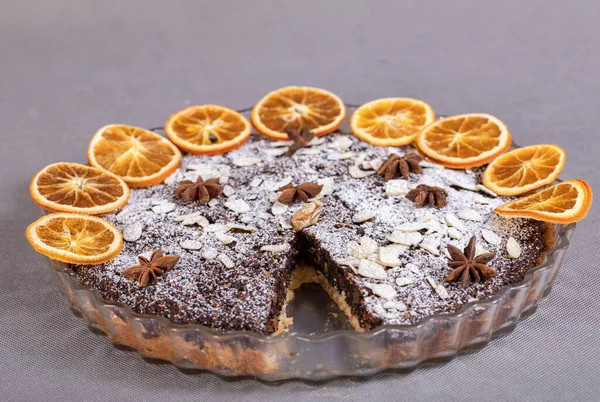 Torte Mit Mohn Und Früchten Bestreut Mit Puderzucker — Stockfoto