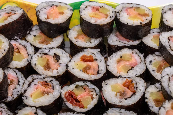 Widok Góry Stosu Japońskiego Sushi Maki Roll Płyta Obsługiwane Japońskiej — Zdjęcie stockowe
