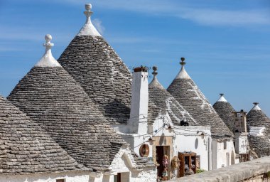 Alberobello, İtalya - 16 Eylül 2019: Trulli köyünde geleneksel beyaz evler. Alberobello, İtalya. Yapım tarzı İtalya 'nın Apulia bölgesindeki Murge bölgesine özgüdür (İtalyan Puglia bölgesinde). Kireç taşı ve temel taştan yapılmış..
