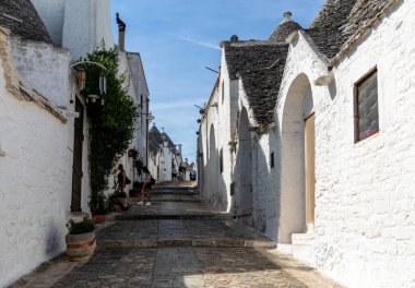 Alberobello, İtalya - 16 Eylül 2019: Trulli köyü Alberobello, İtalya. Yapım tarzı İtalya 'nın Apulia bölgesindeki Murge bölgesine özgüdür (İtalyan Puglia bölgesinde). Kireç taşı ve temel taştan yapılmış..