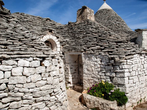 トゥルーリ村の伝統的な白い家 イタリアのアルベルベロ 建築様式は イタリアのプーリア地方 イタリア語 Apulia のMurge地域に特化している 石灰岩とキーストーンで作られた — ストック写真