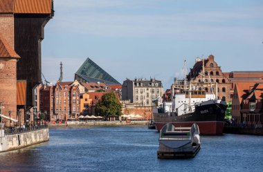 Gdansk, Polonya - 6 Eylül 2020: Gdansk, Eski Şehir - Polonya 'nın Motlawa Nehri kıyısındaki tarihi binalar
