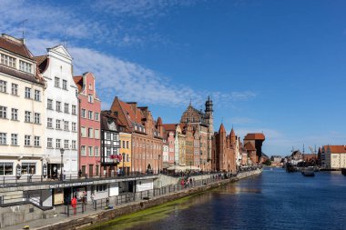 Gdansk, Polonya - 6 Eylül 2020: Gdansk, Eski Şehir - Polonya 'nın Motlawa Nehri kıyısındaki tarihi binalar
