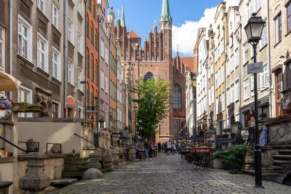 Gdansk, Polonya - 6 Eylül 2020: Mariacka Caddesi, eski Hanseatic kenti Gdansk, Polonya 'da kehribar ve mücevherlerin ana alışveriş caddesi..