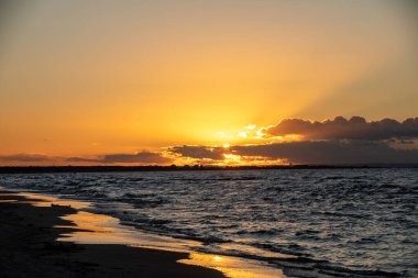 Jantar sahilinden güzel bir gün batımı manzarası. Pomerya, Polonya