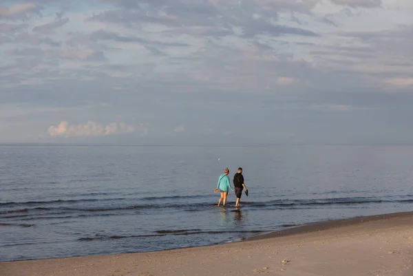 ポーランドのステグナ 2020年9月4日 ポメラニアのステグナビーチで恋に落ちるカップルのロマンチックな散歩 ポーランド — ストック写真