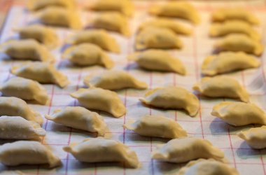 Hamur köfteleri elle yapılır. Ev mutfağında et ile doldurulmuş çiğ hamur köftesi.