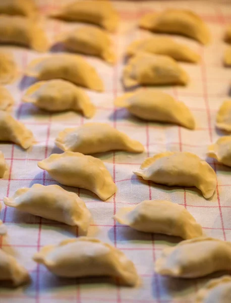 Dumplings São Feitos Mão Bolinhos Crus Recheados Com Carne Linha — Fotografia de Stock
