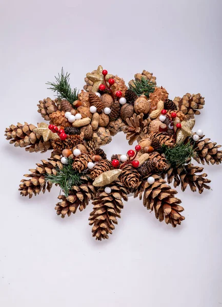 松のコーンとナッツとクリスマスの装飾 ストックフォト