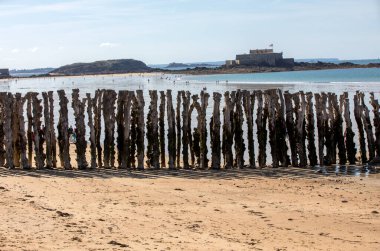 Saint Malo 'da büyük dalgalar ve kumsallar, şehri gelgitlerden korumak için 3000 sandık, Ille-et-Vilaine, Brittany, Fransa