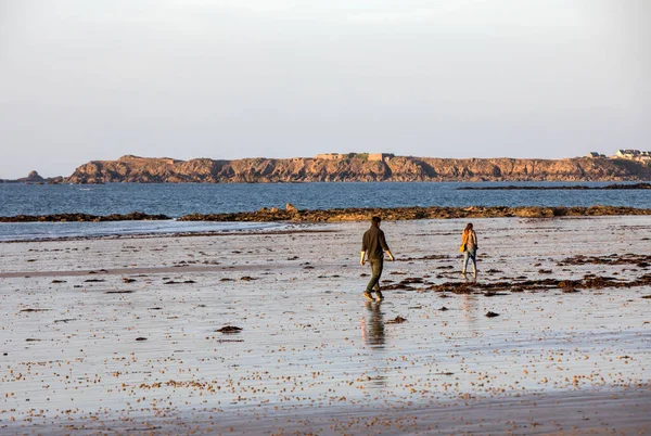 Saint Malo Frankrike September 2018 Folk Går Solig Dag Längs — Stockfoto