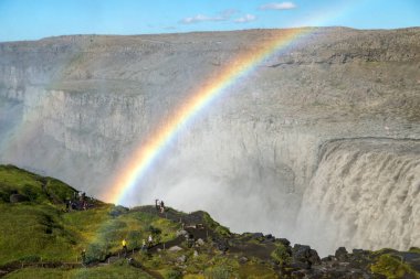 Dettifoss, İzlanda - 23 Temmuz 2017: Dettifoss İzlanda 'daki en güçlü şelaledir. Jokulsargljufur Ulusal Parkı 'nda, kuzeydoğu İzlanda' da Jokulsa a Fjollum nehrinde yer almaktadır..