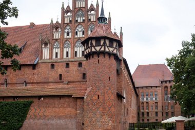 Malbork, Polonya - 8 Eylül 2020: Malbork Şatosu, eski adıyla Marienburg Şatosu, Töton Şövalyeleri Büyük Ustası, Malbork, Polonya 