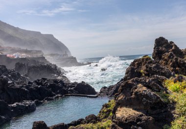 Porto Moniz, Portekiz - 18 Nisan 2018: Madeira Adası, Porto Moniz kıyı şeridi. Portekiz