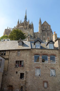  Fransa 'nın ünlü Mont Saint Michel adasındaki eski şehrin eski binaları.