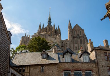  Fransa 'nın ünlü Mont Saint Michel adasındaki eski şehrin eski binaları.