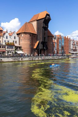 Gdansk, Polonya - 6 Eylül 2020: Avrupa 'nın en büyük ortaçağ limanı Crane ve Polonya' nın Gdansk kentindeki Motlawa Nehri üzerindeki tarihi binalar. 