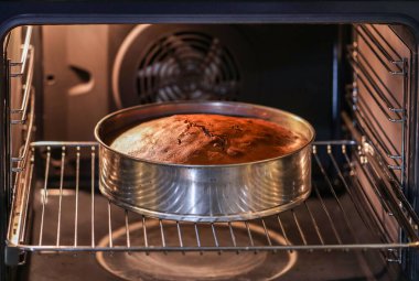 Ev yapımı fırında taze yapılmış kek.