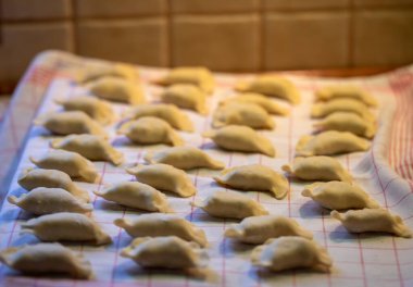 Hamur köfteleri elle yapılır. Ev mutfağında et ile doldurulmuş çiğ hamur köftesi.