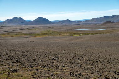 Karanlık lav çölü - İzlanda dağlarında büyük bir uçurum
