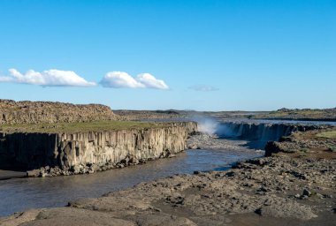  Dettifoss İzlanda 'daki en güçlü şelaledir. Jokulsargljufur Ulusal Parkı 'nda, kuzeydoğu İzlanda' da Jokulsa a Fjollum nehrinde yer almaktadır..