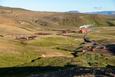 İzlanda 'daki jeotermal enerji santrali. Ekolojik olarak temiz yenilenebilir enerji üretimi. 