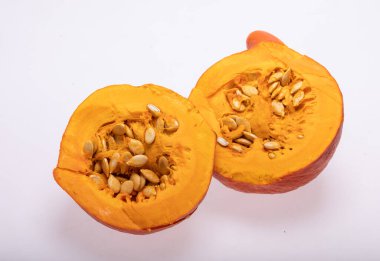 Beyaz arkaplanda izole edilmiş sarı balkabağı sebzesi