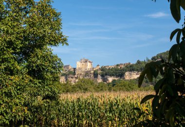  Dordogne Nehri 'nin üzerindeki kireçtaşı uçurumunda yükselen Ortaçağ Şatosu Beynac. Fransa, Dordogne Bölümü, Beynac-et-Cazenac