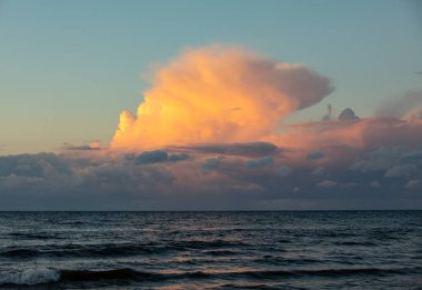 Jantar sahilinden güzel bir gün batımı manzarası. Pomerya, Polonya