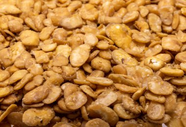 Sağlıklı bir vejetaryen ve vejetaryen diyet atıştırmalığı için kızarmış ve tuzlu fava fasulyesi. Protein, vitamin, beslenme lifleri ve besin değeri yüksek