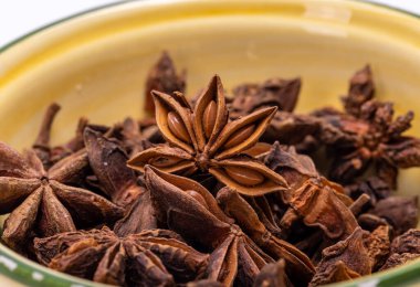 Eski bir seramik kasede yıldız anason. 