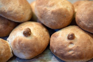 Sıcak ve taze ev yapımı ekmekler. Gıda arkaplanı 