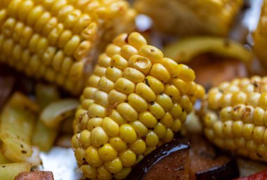 Izgarada kızartılmış mısırı yakın.