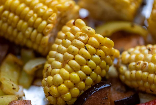 Izgarada kızartılmış mısırı yakın.