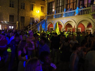 Sibenik, Hırvatistan - 7 Temmuz 2017: Sibenik 'teki Salsa Sahili Su Sıçratma Festivali' nde dans eden kalabalık