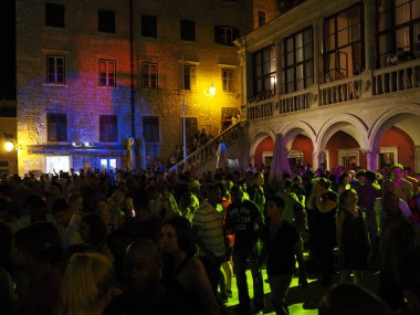 Sibenik, Hırvatistan - 7 Temmuz 2017: Sibenik 'teki Salsa Sahili Su Sıçratma Festivali' nde dans eden kalabalık