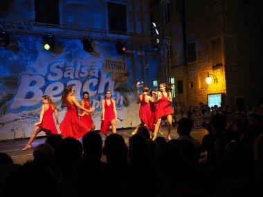 Sibenik, Hırvatistan - 7 Temmuz 2017: Sibenik 'teki Salsa Sahili Su Sıçratma Festivali' nde dans gösterileri