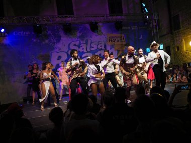 Sibenik, Hırvatistan - 7 Temmuz 2017: Sibenik 'teki Salsa Sahili Su Sıçratma Festivali' nde dans gösterileri