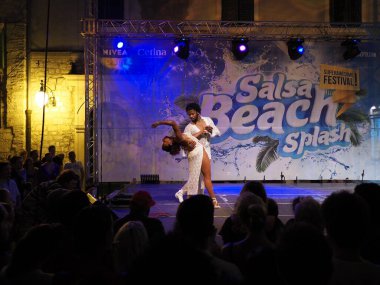 Sibenik, Hırvatistan - 7 Temmuz 2017: Terry ve Cecile Sibenik 'teki Salsa Beach Su Sıçratma Festivali' nde dans gösterileri