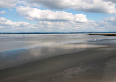 Fransa, Normandiya 'da Mont Saint Michel' in önündeki körfezde gelgit var..