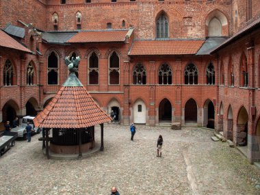 Malbork, Polonya - 8 Eylül 2020 Malbork Şatosu avlusu, eski adıyla Marienburg Şatosu, Töton Düzeni Büyük Ustası
