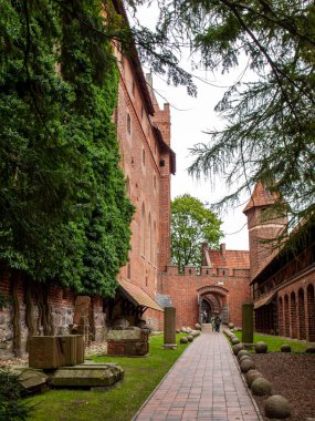 Malbork, Polonya - 8 Eylül 2020: Malbork Şatosu, eski adıyla Marienburg Şatosu, Töton Şövalyeleri Büyük Ustası, Malbork, Polonya 