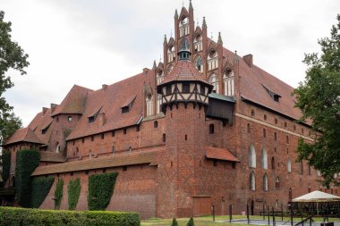 Malbork, Polonya - 8 Eylül 2020: Malbork Şatosu, eski adıyla Marienburg Şatosu, Töton Şövalyeleri Büyük Ustası, Malbork, Polonya 