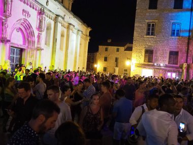 Sibenik, Hırvatistan - 7 Temmuz 2017: Sibenik 'teki Salsa Sahili Su Sıçratma Festivali' nde dans eden kalabalık