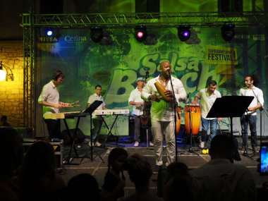 Sibenik, Hırvatistan - 7 Temmuz 2017: Ire Oyale Sextet Sibenik 'teki Salsa Beach Su Sıçratma Festivali' nde canlı performans sergiledi