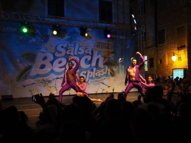 Sibenik, Hırvatistan - 7 Temmuz 2017: Sibenik 'teki Salsa Sahili Su Sıçratma Festivali' nde dans gösterileri